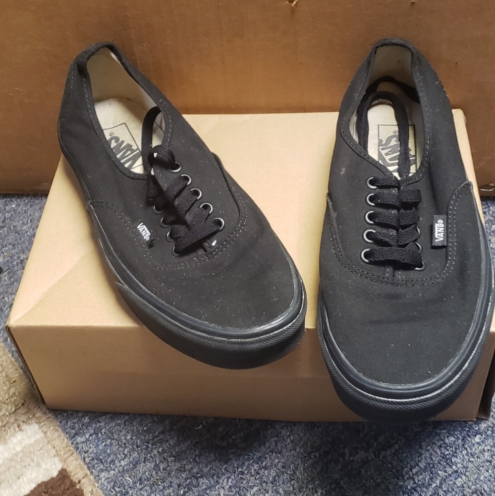 Black tennis shoes